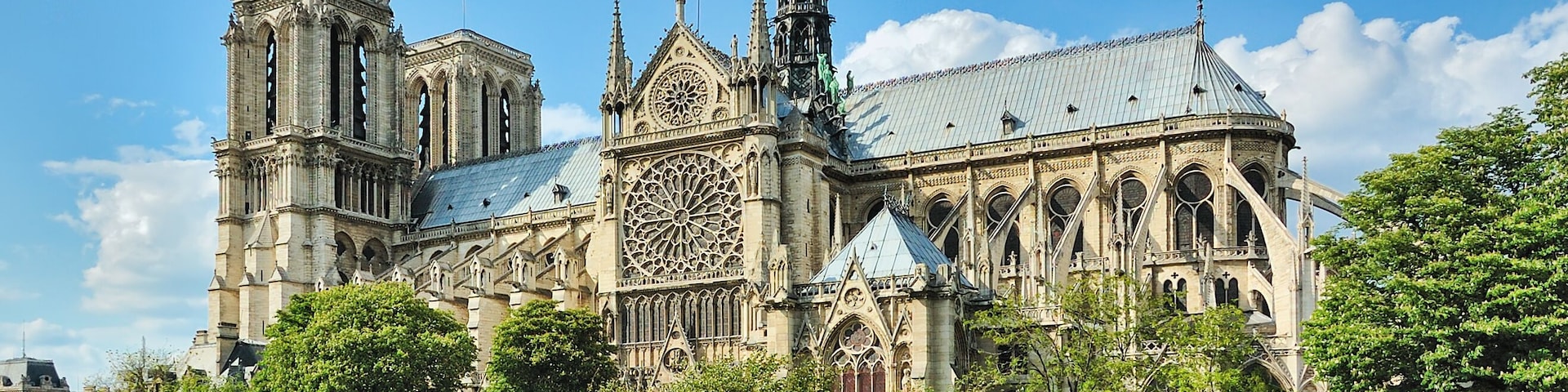 Notre Dame (Paris) along the Seine river