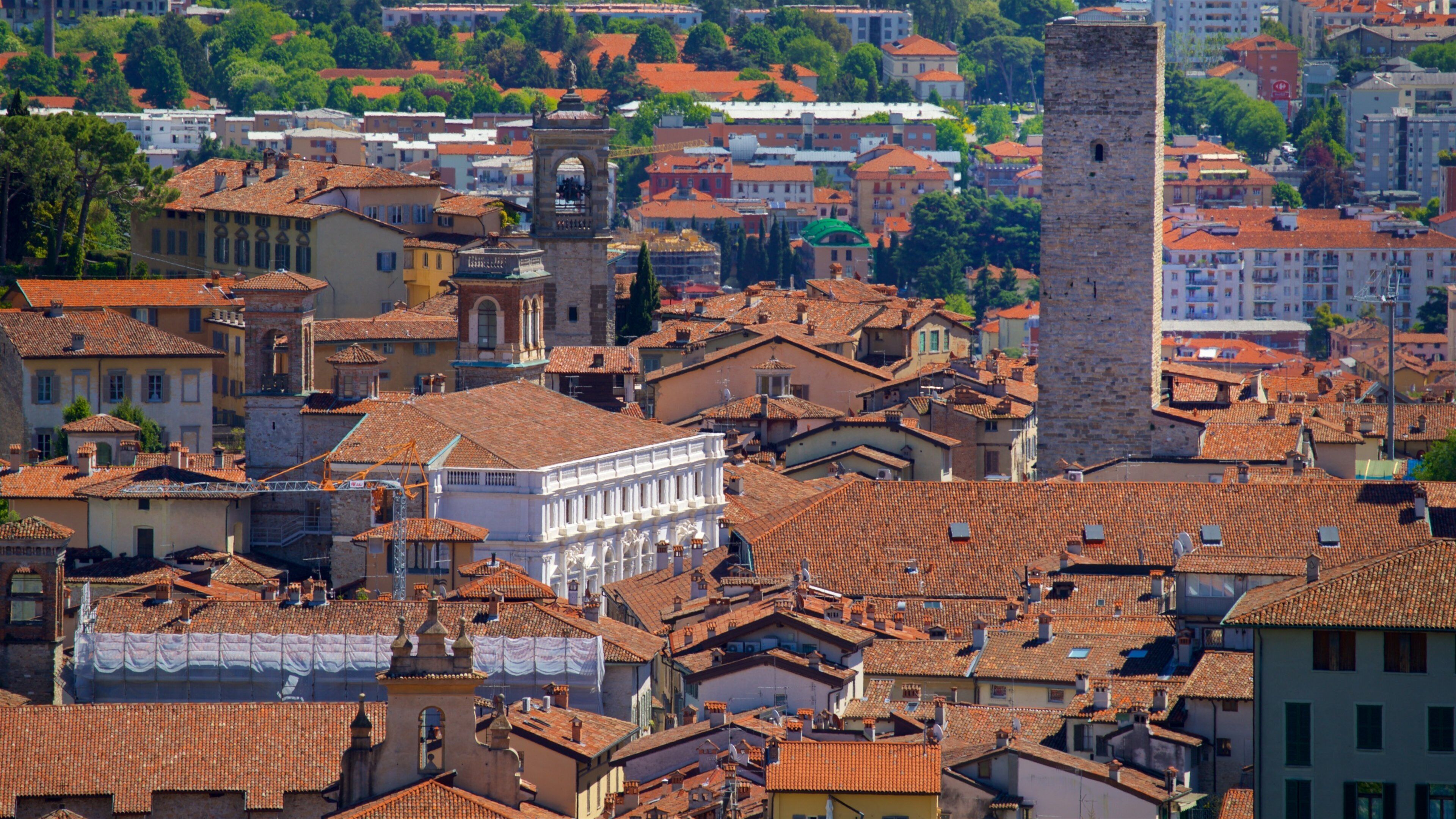 Torre del Gombito showing a city and landscape views
