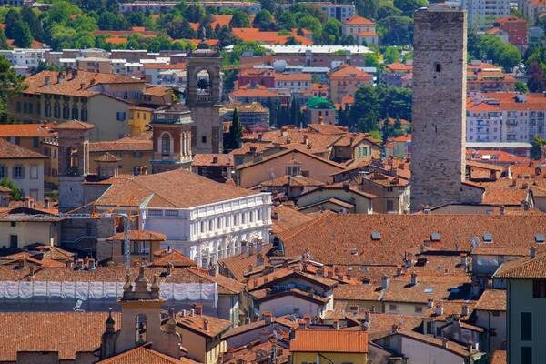 Torre del Gombito showing a city and landscape views