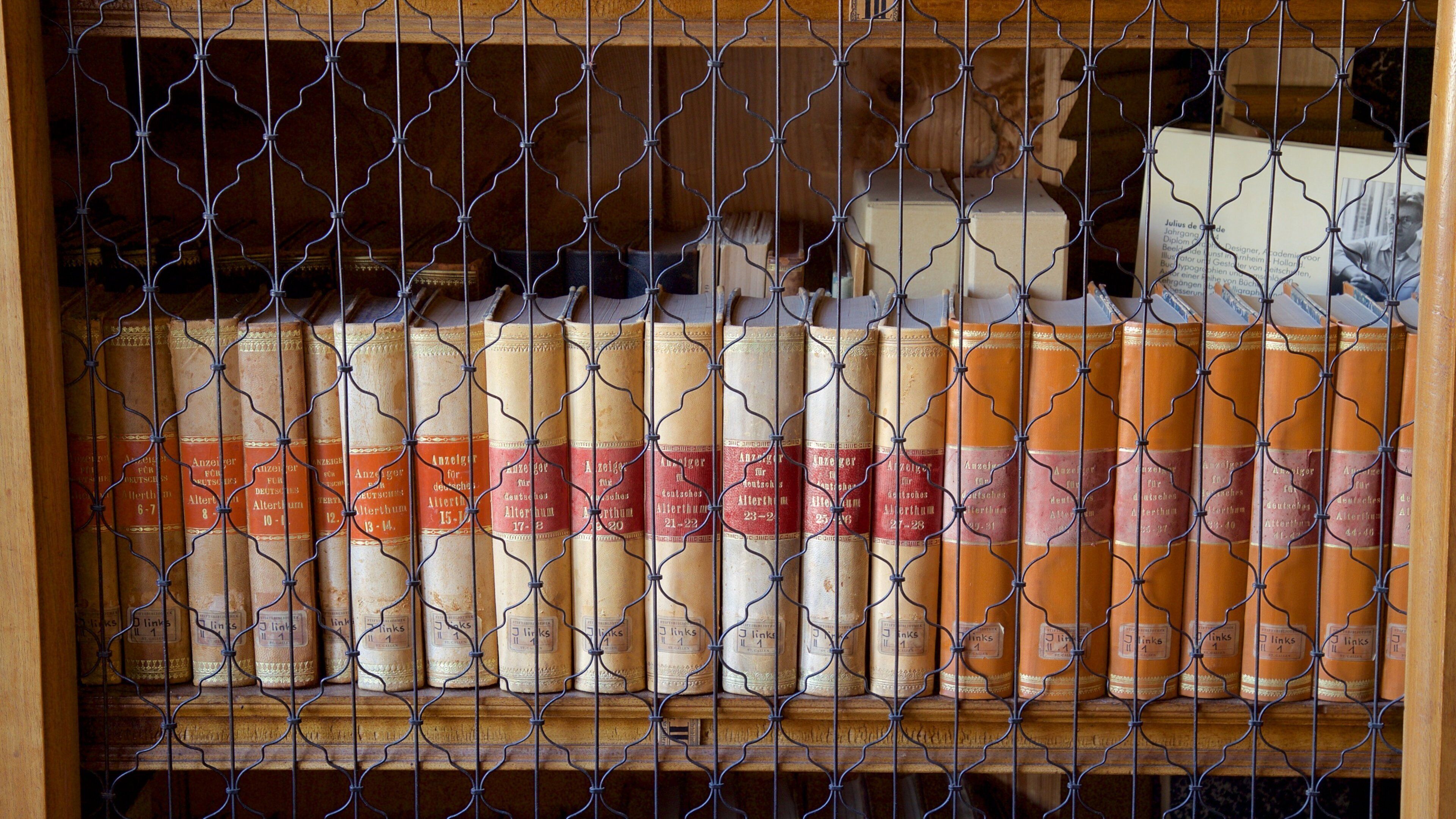Biblioteca de la Abadía de Saint Gall mostrando vista interna y elementos patrimoniales
