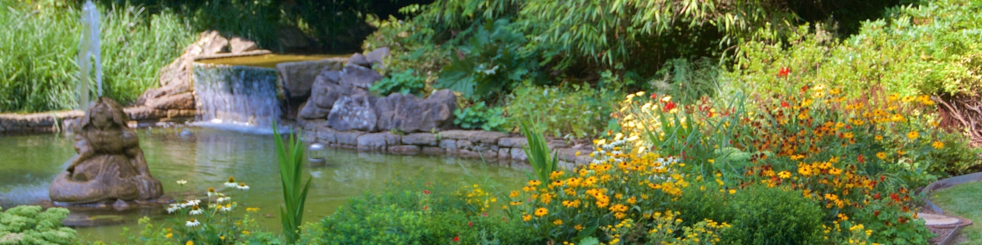 Luxemburg das einen Teich, Blumen und Springbrunnen