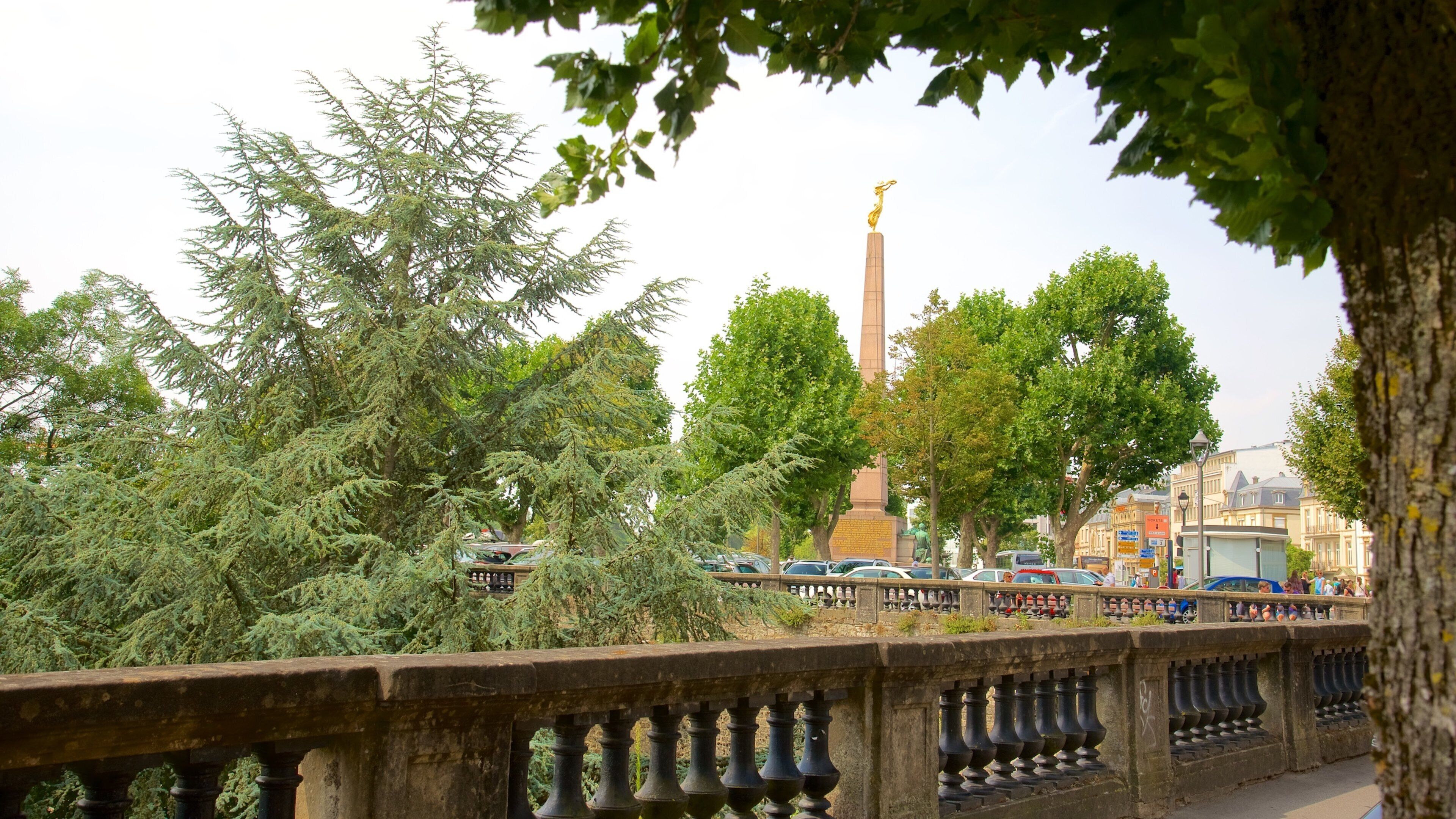 Luxemburgo que incluye un jardín y una estatua o escultura