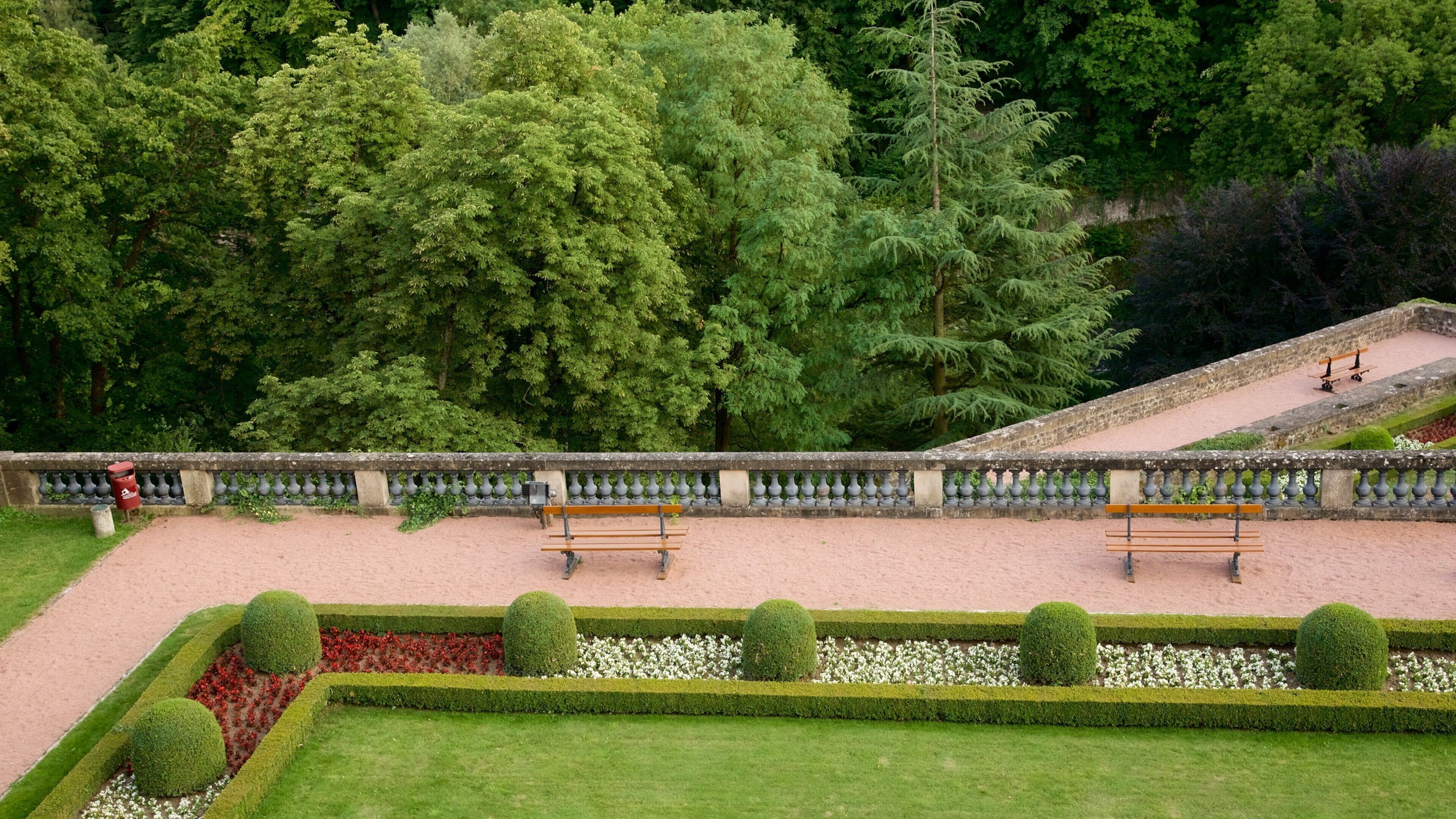 Luxemburgo que incluye un jardín