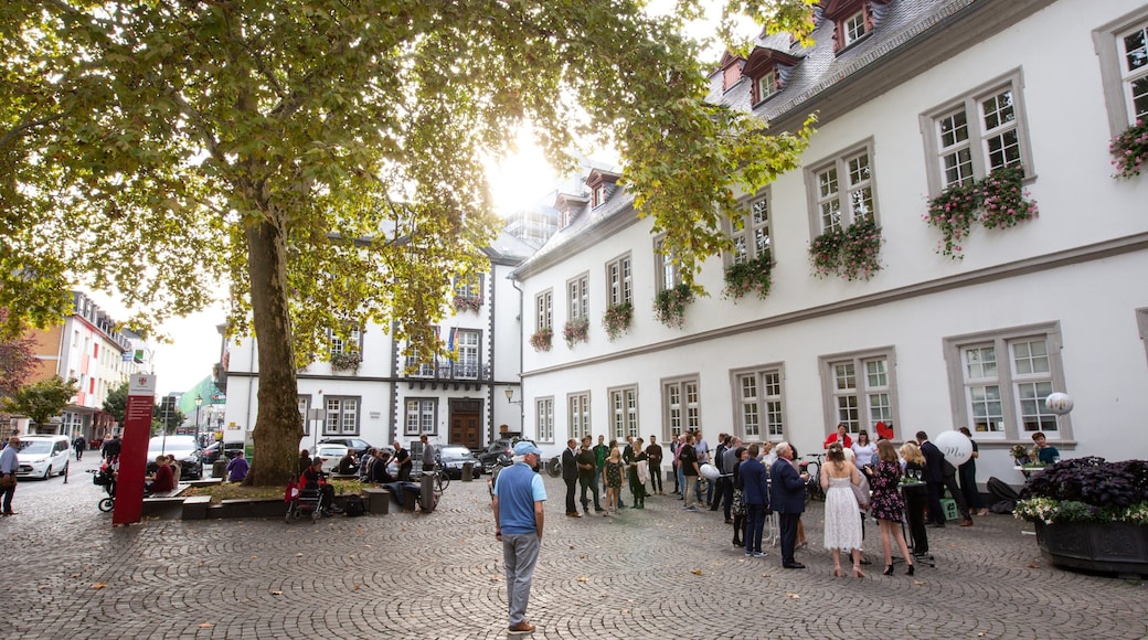 Der Plan which includes street scenes as well as a small group of people