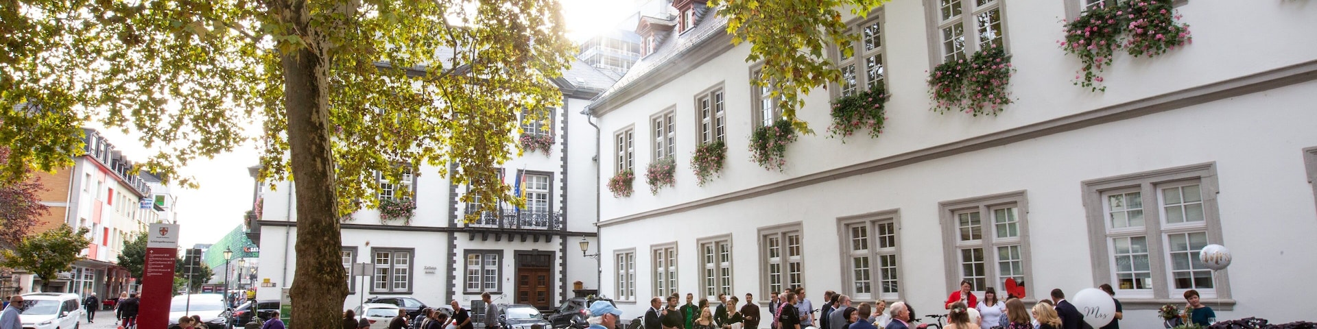 Der Plan which includes street scenes as well as a small group of people