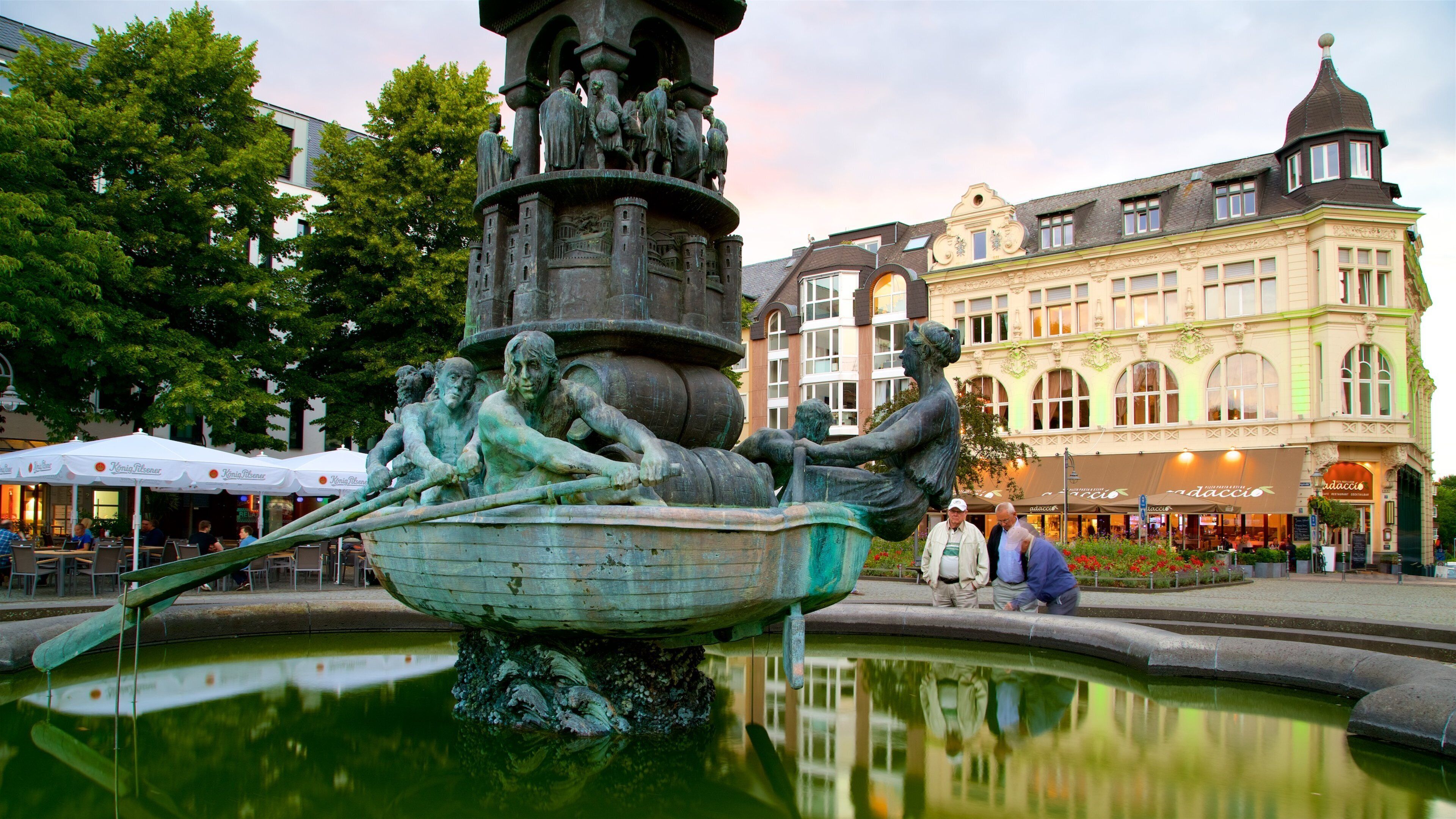 Altstadt featuring a statue or sculpture and a fountain