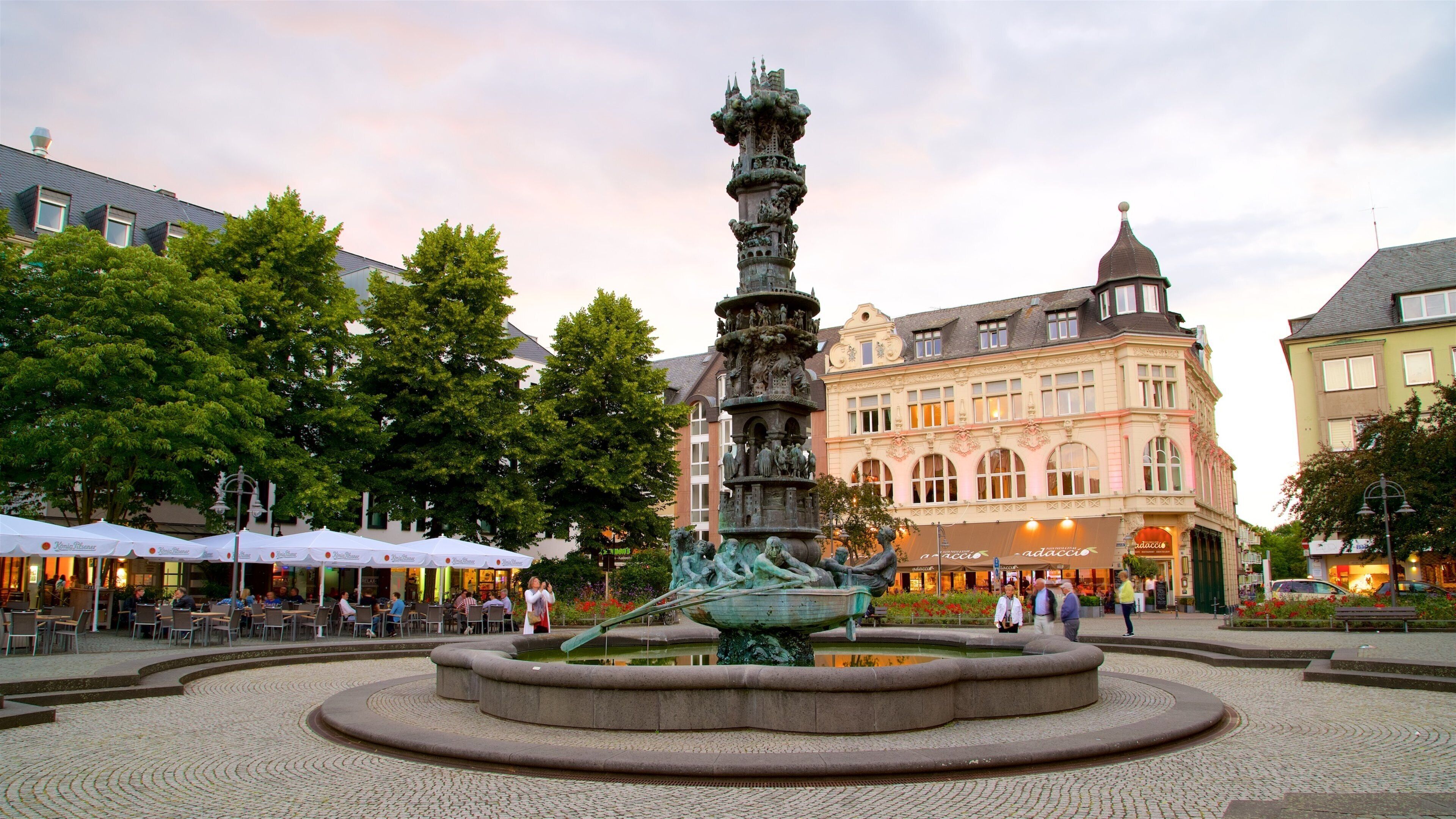 Altstadt showing a fountain and heritage elements