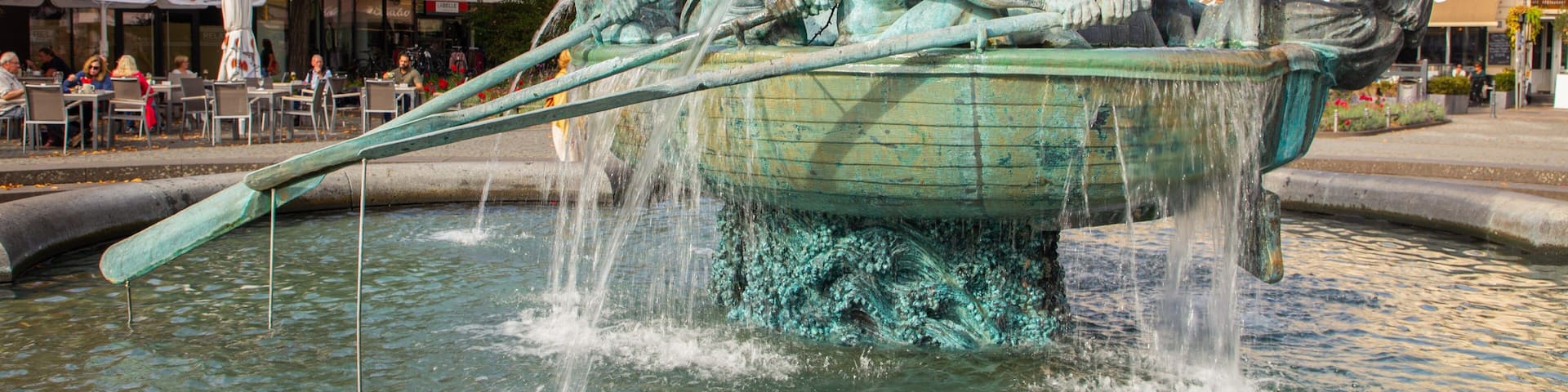 Gorresplatz which includes a fountain, heritage elements and a statue or sculpture