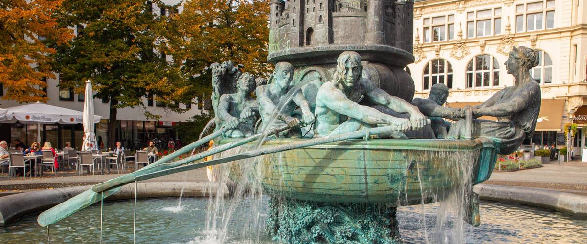 Gorresplatz which includes a fountain, heritage elements and a statue or sculpture