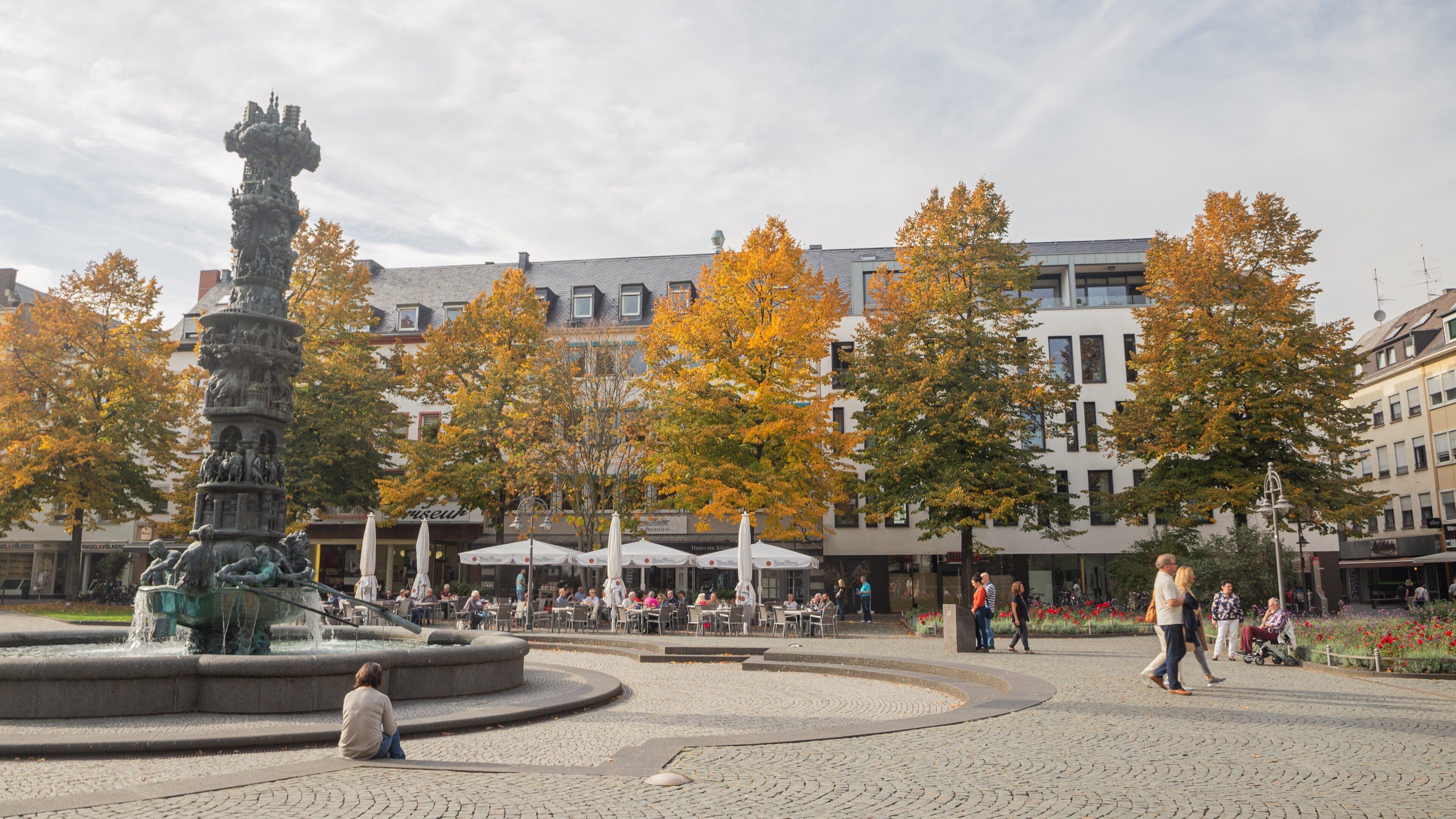 Gorresplatz showing heritage elements, a square or plaza and a fountain
