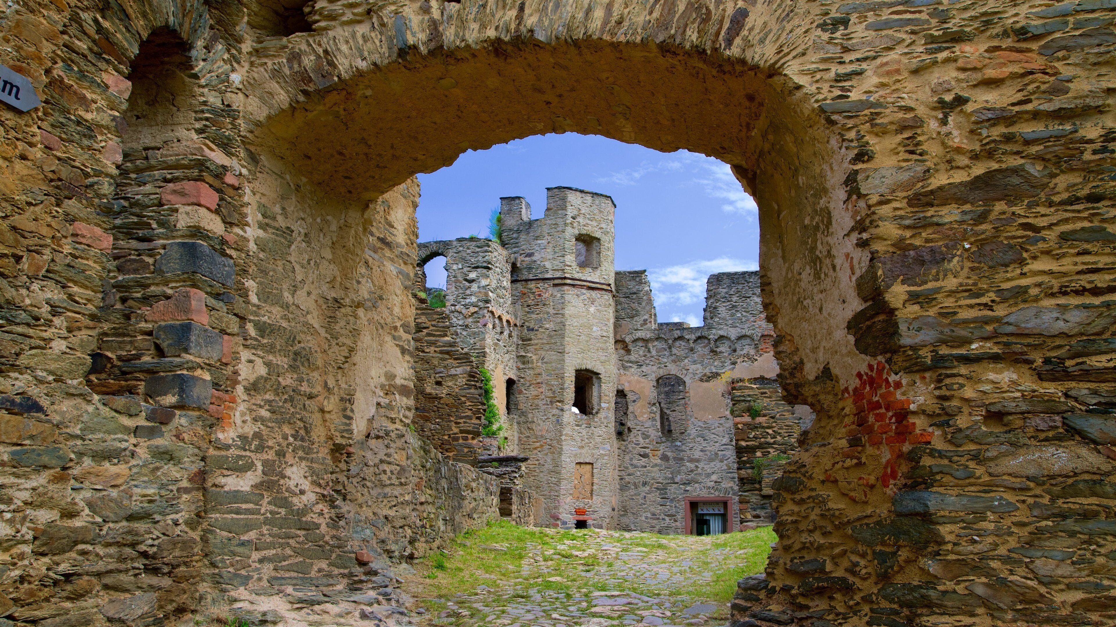 Rheinfels Castle showing heritage architecture
