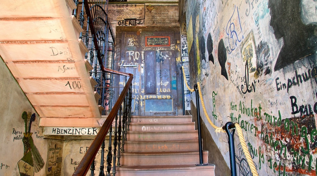 Heidelberg ofreciendo vistas de interior y arte al aire libre