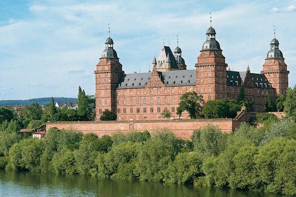 Schloss Johannisburg and Grounds showing heritage architecture, landscape views and a lake or waterhole
