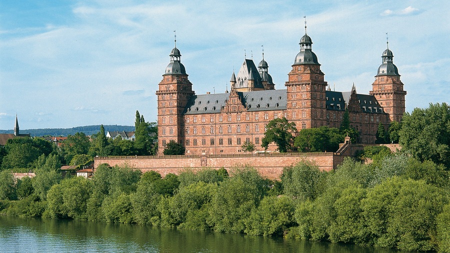 Schloss Johannisburg and Grounds showing heritage architecture, landscape views and a lake or waterhole