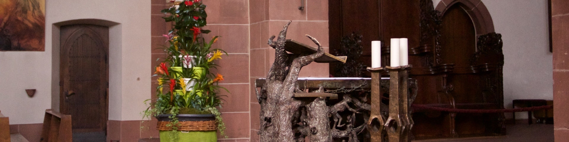 Frankfurt caracterizando elementos religiosos, vistas internas e uma igreja ou catedral