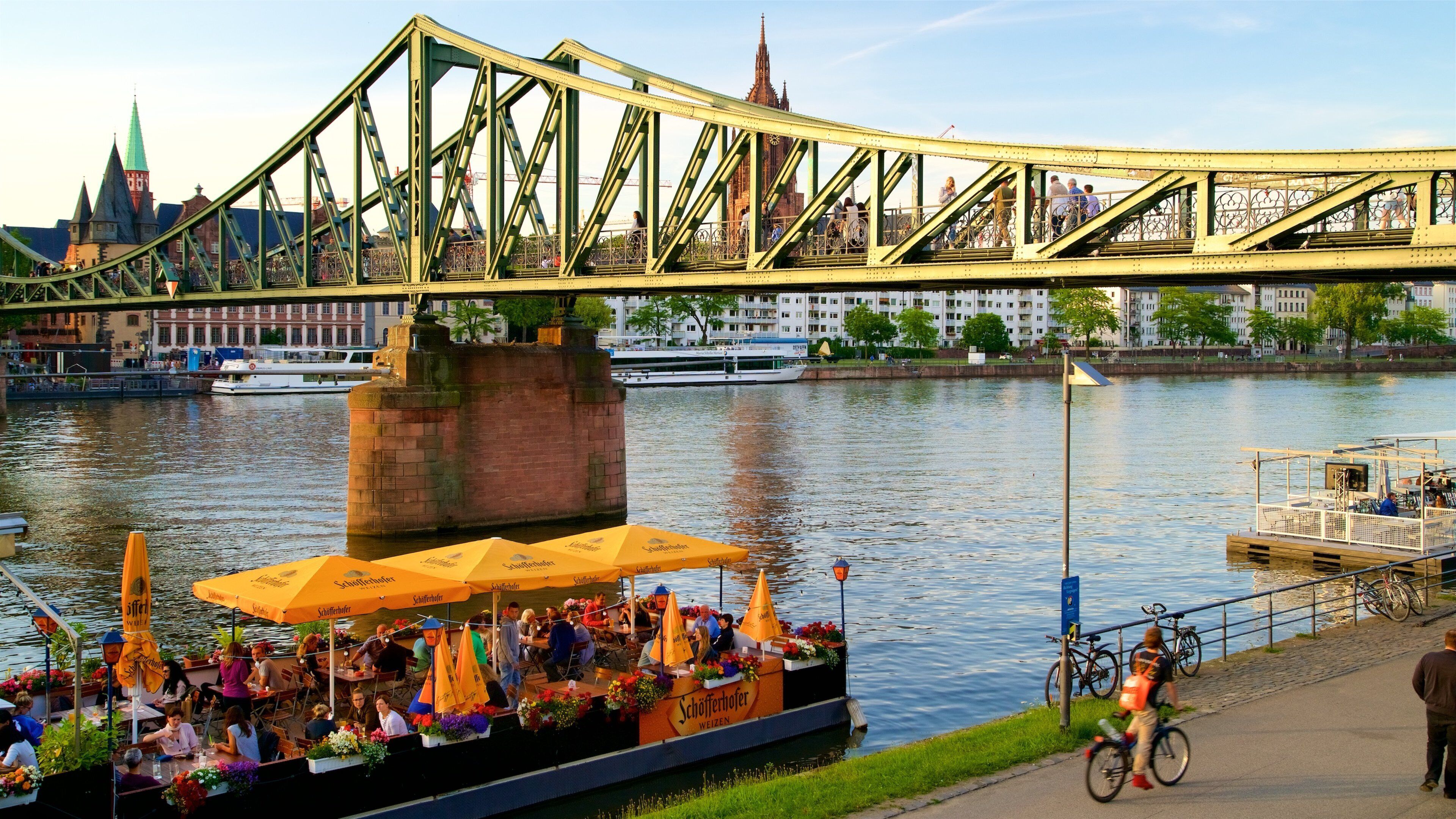 Francoforte caratteristiche di mangiare all\'aperto, tramonto e bicicletta