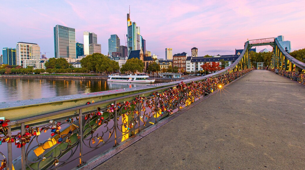 Eiserner Steg showing a bridge, a river or creek and a city