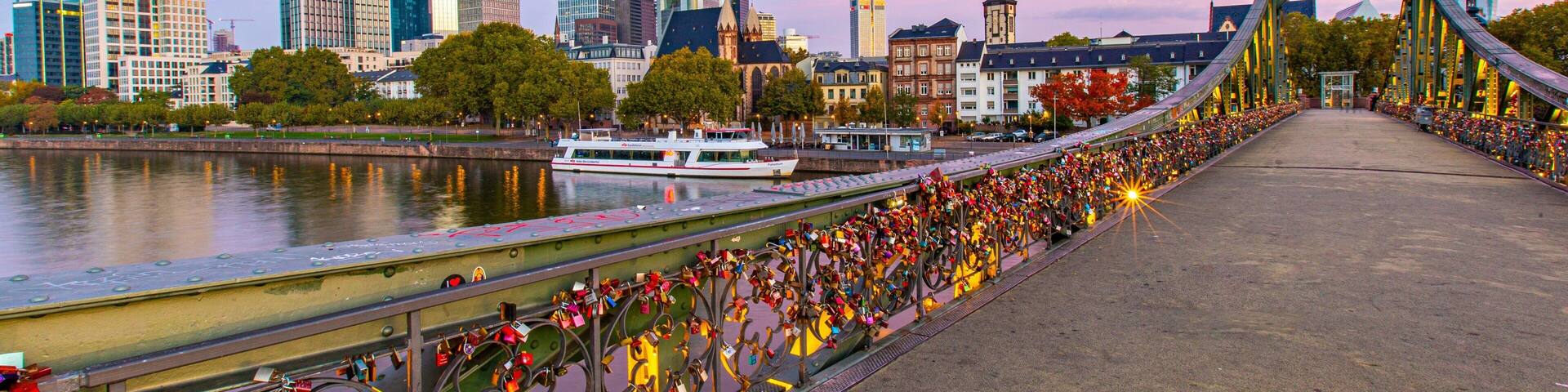 Eiserner Steg showing a bridge, a river or creek and a city