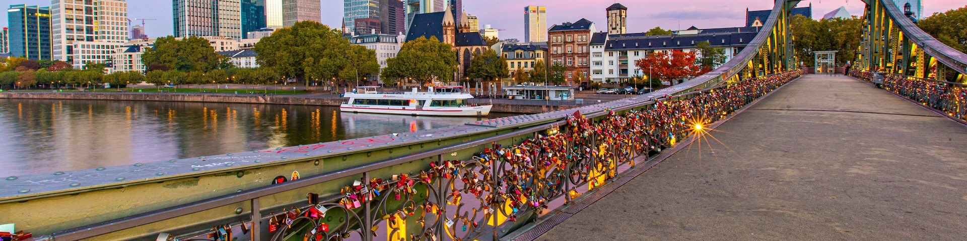 Eiserner Steg showing a bridge, a river or creek and a city