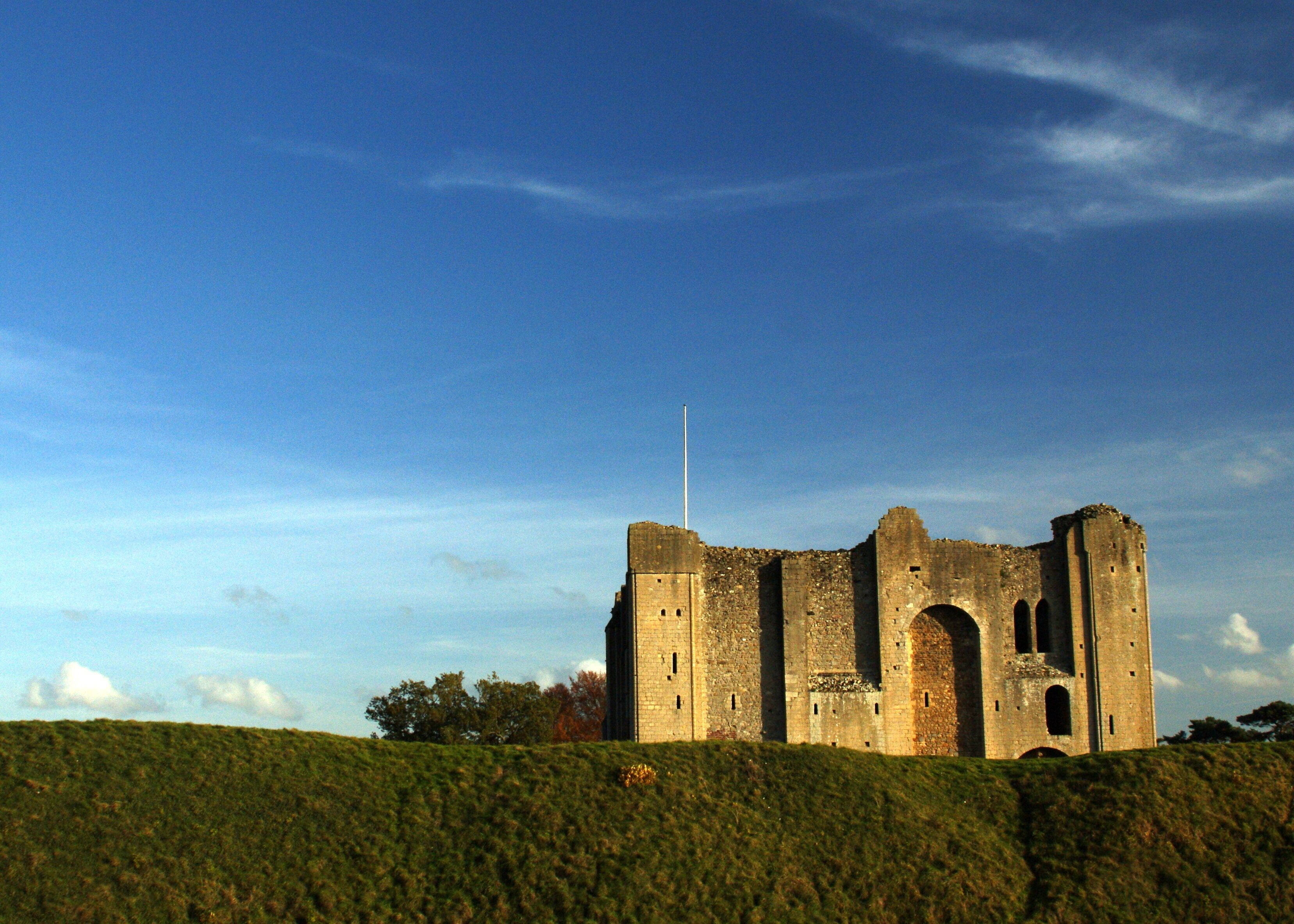 OCastle Raisung Castle: one of the largest, best preserved and most lavishly decorated keeps in England, surrounded by 20 acres of mighty earthworks.
