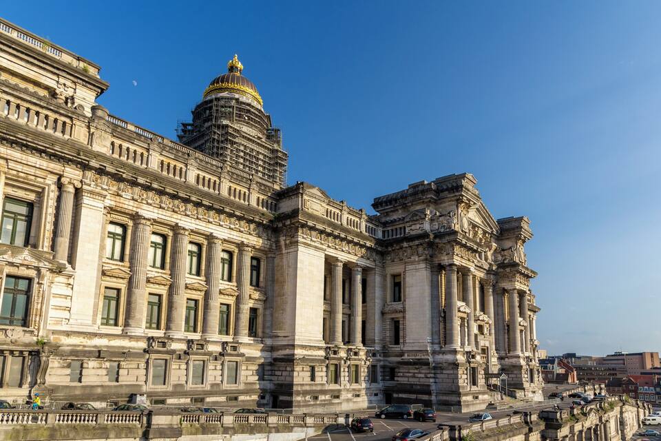 Um edifício histórico com arquitetura clássica, incluindo colunas e uma cúpula.