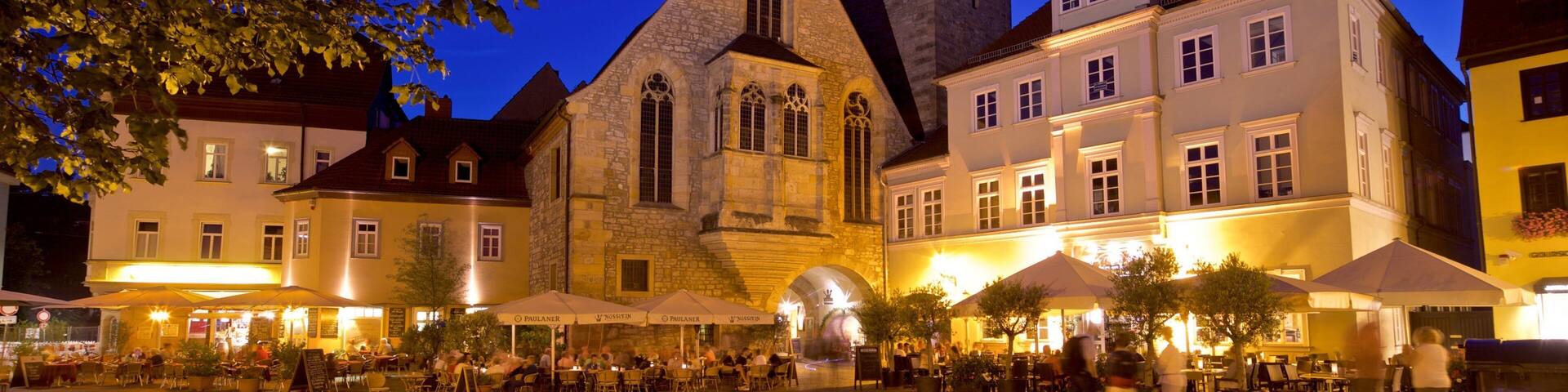 Ägidienkirche mit einem bei Nacht und historische Architektur