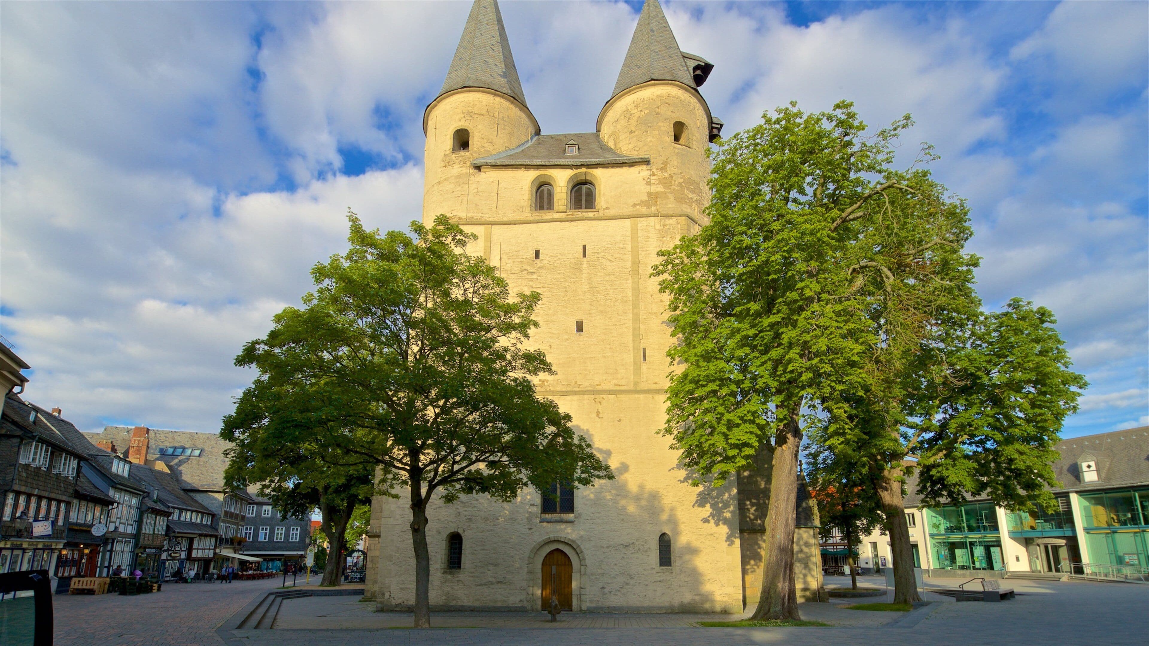 Jakobikirche som inkluderer historisk arkitektur og kirke eller katedral