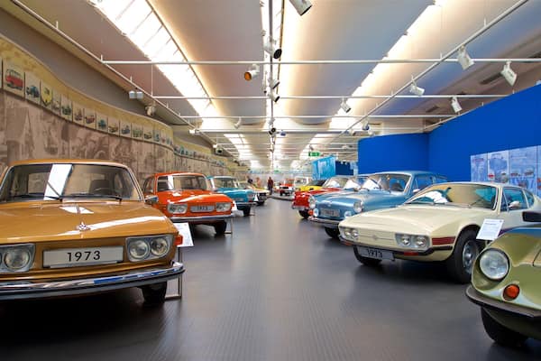Ein Museum mit ausgestellten Oldtimern, darunter ein Volkswagen und ein BMW, beide von 1973.