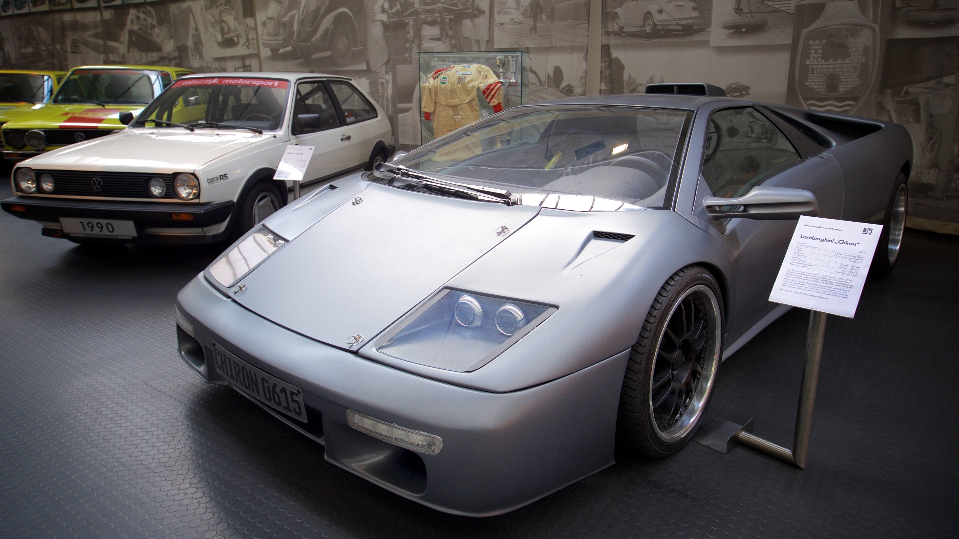 Volkswagen AutoMuseum som inkluderer kulturarv, innendørs og skilt