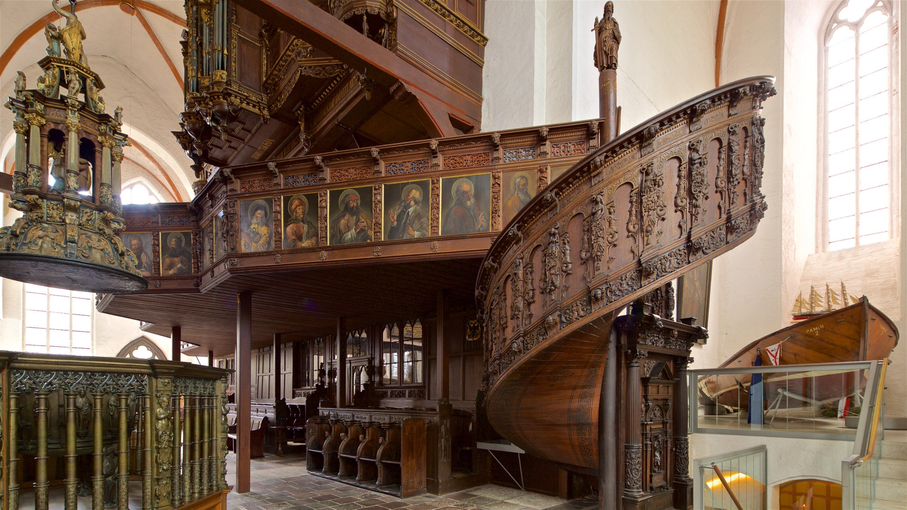 St. Jakobi Church which includes heritage elements, interior views and a church or cathedral