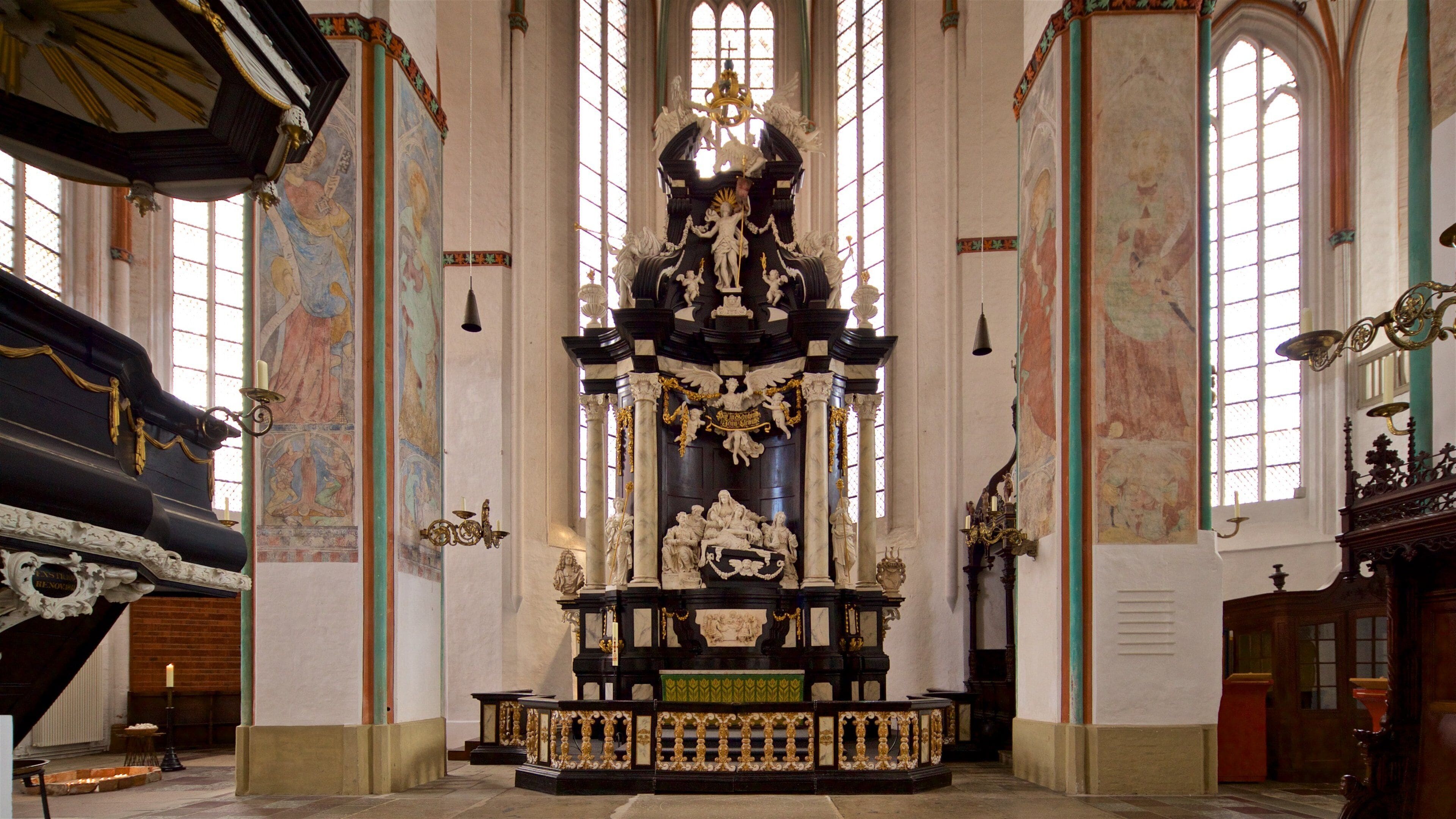 Skt. Jakobi Kirke og byder på kulturarvsgenstande, interiør og en kirke eller en katedral