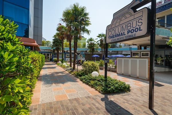 Piscin Termali Columbus which includes signage