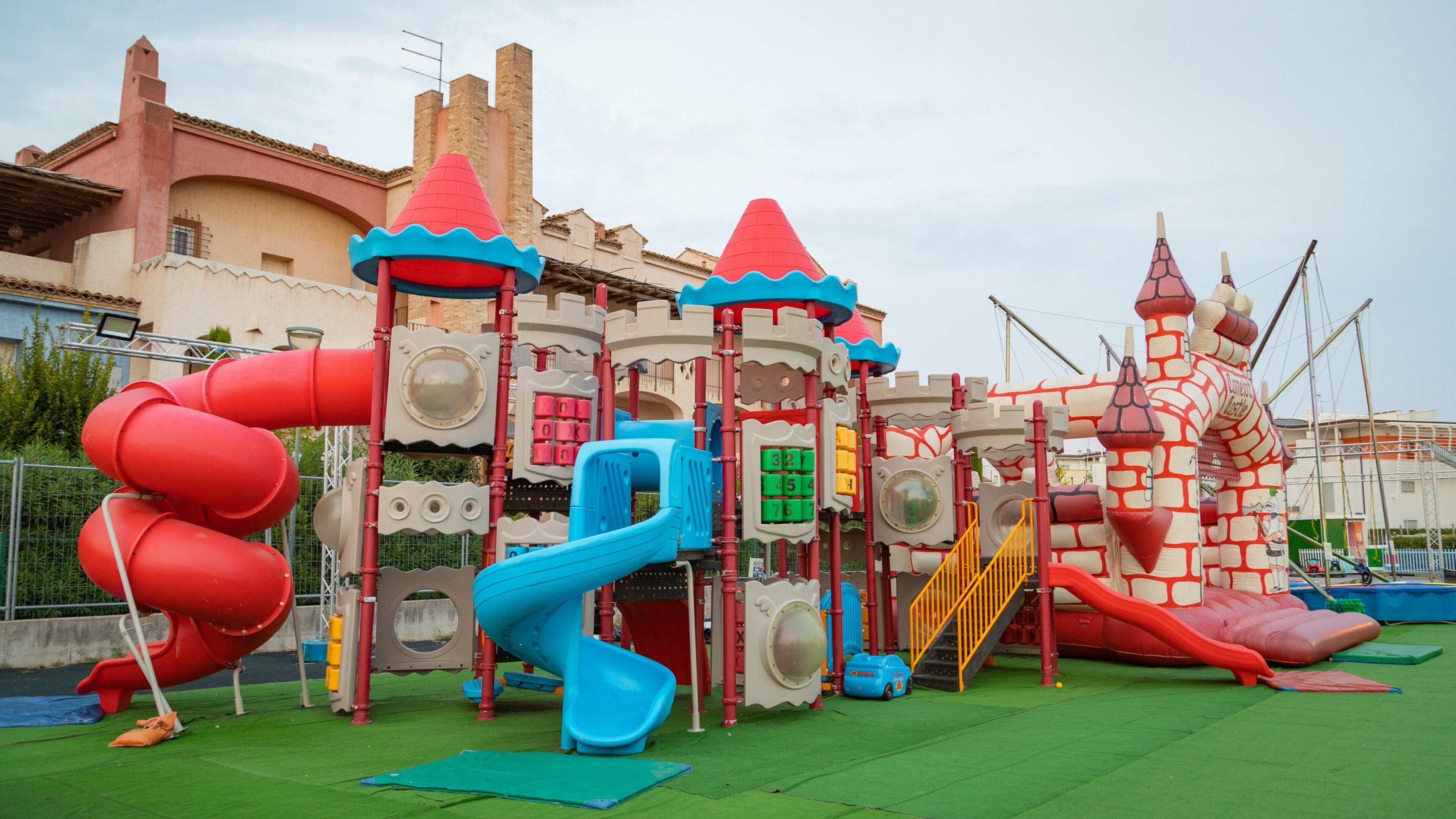 Gommapiuma Parco Giochi Per Bambini featuring a playground
