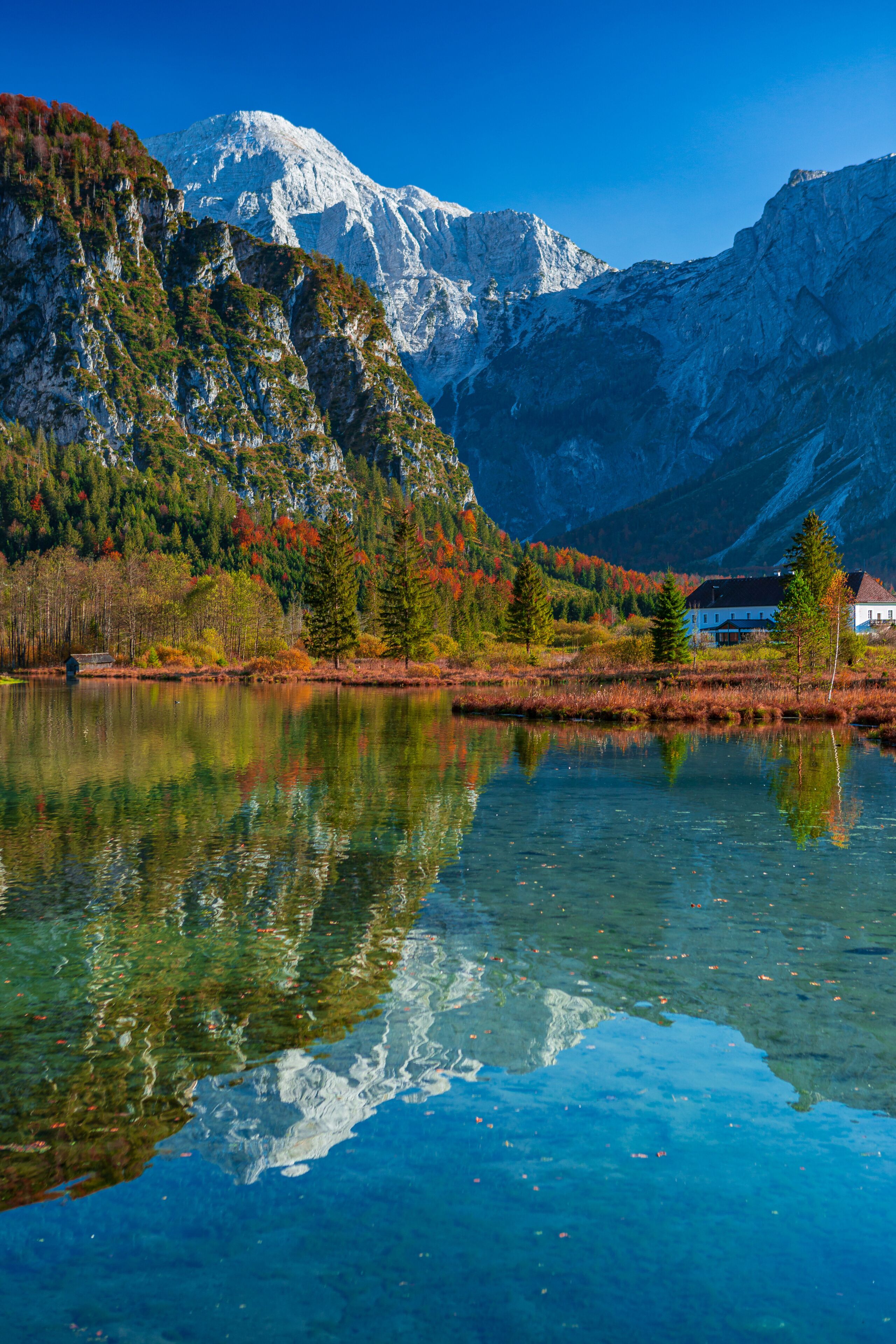 Der wunderschöne Almsee im Herbst beim Sonnenaufgang