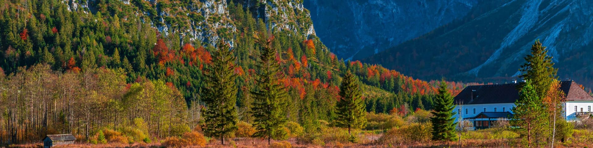 Der wunderschöne Almsee im Herbst beim Sonnenaufgang