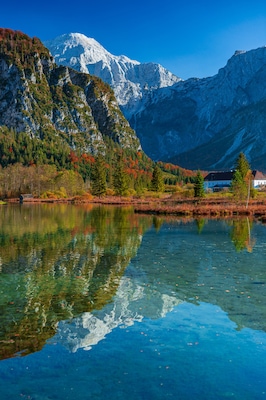 Der wunderschöne Almsee im Herbst beim Sonnenaufgang
