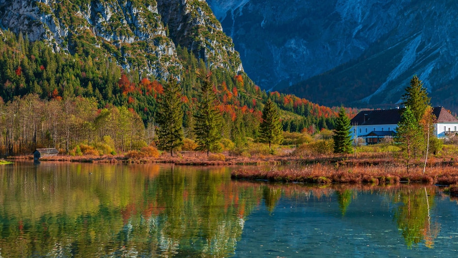 Der wunderschöne Almsee im Herbst beim Sonnenaufgang