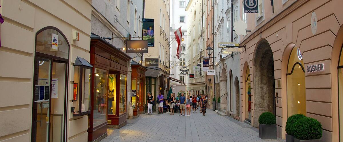 Salzburg joka esittää kyltit, kaupunki ja katunäkymät