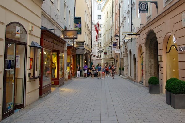Salzbourg qui includes scĂšnes de rue, signalisation et ville
