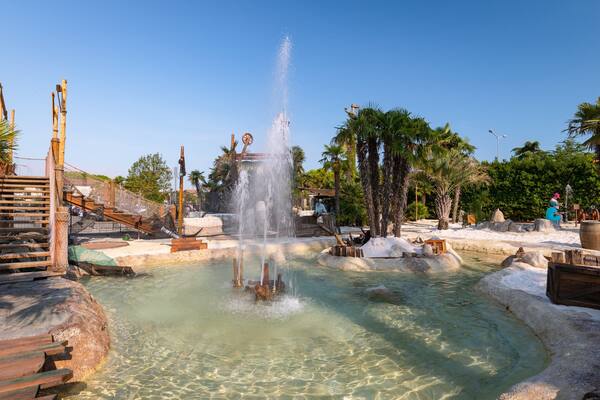 Adventure Golf showing a fountain