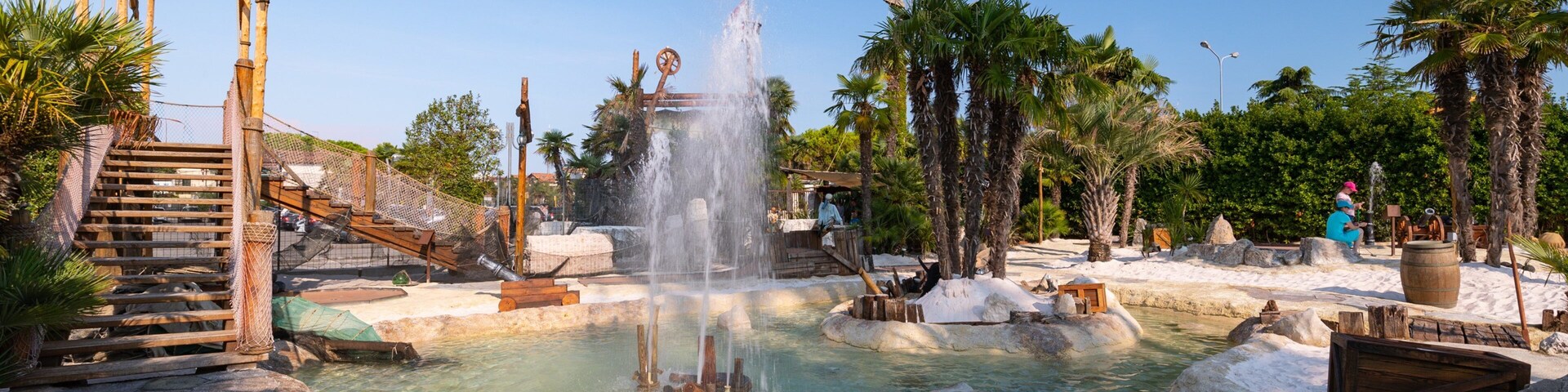 Adventure Golf showing a fountain