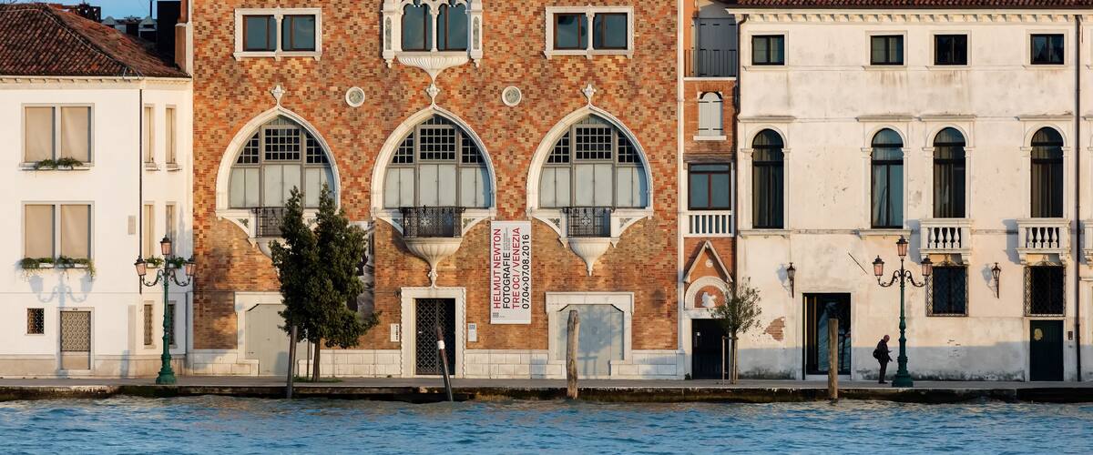 The Casa dei Tre Oci or Casa di Maria, designed in 1912-1913 by the Bolognese painter Mario de Maria is a modern, neo-gothic palace located in the island of Giudecca.