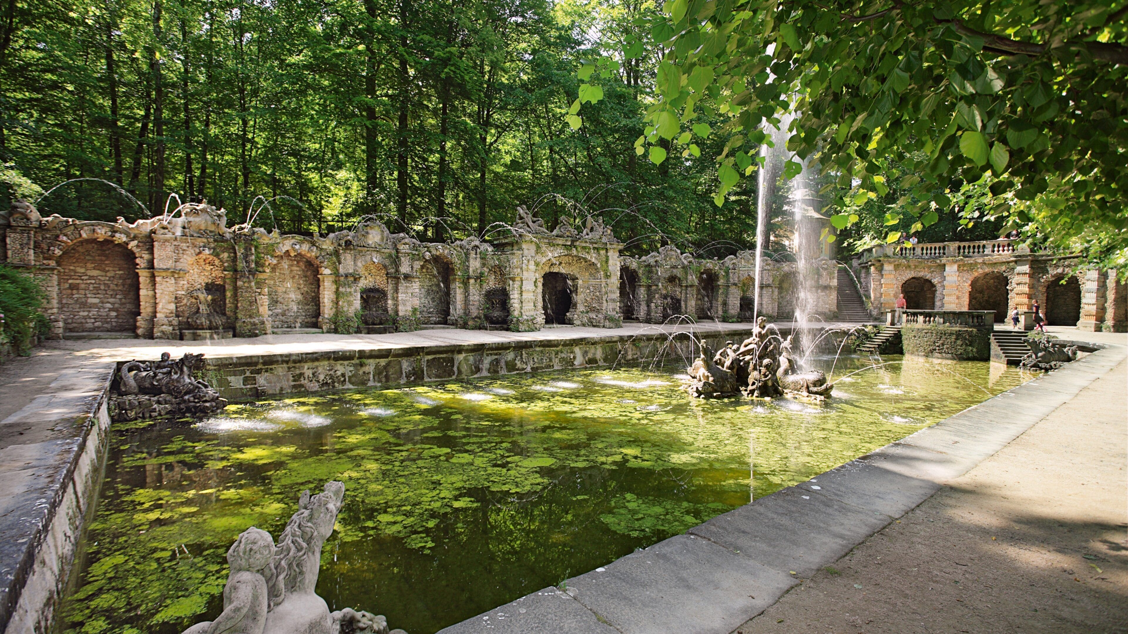 Hermitage Old Palace showing a fountain, a pond and heritage elements