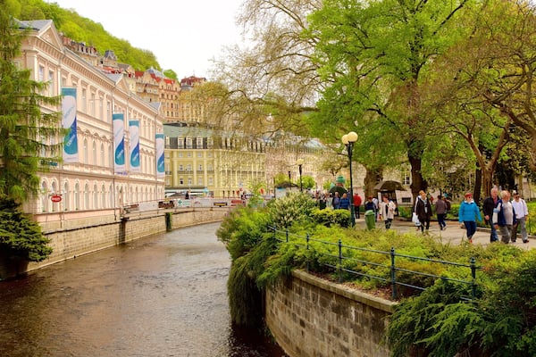 Karlovy Vary montrant ville et riviĂšre ou ruisseau