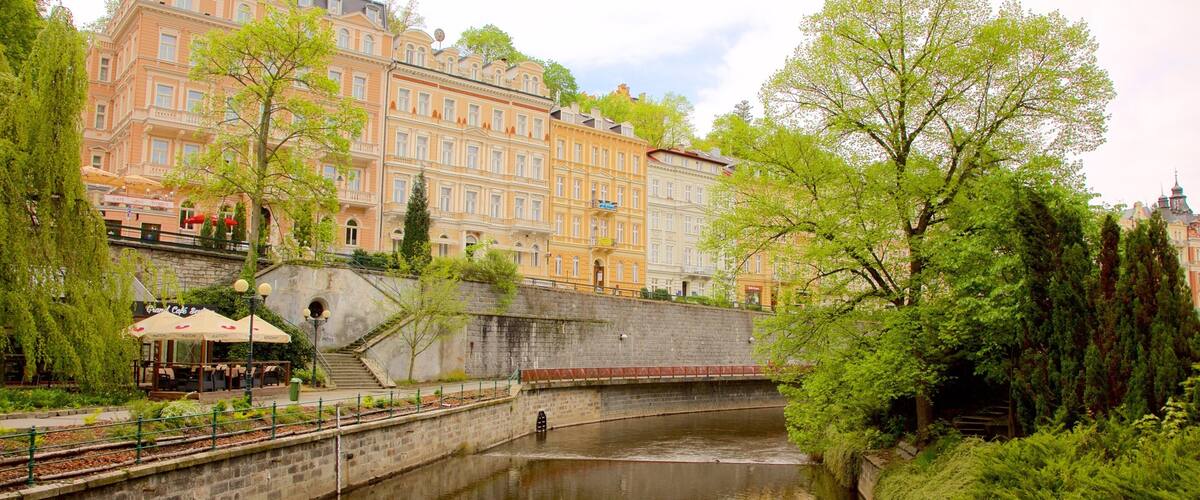Karlovy Vary og byder på en flod eller et vandløb og en have