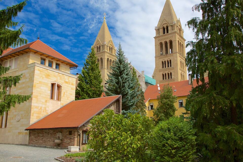 Església amb dues torres altes i un edifici més petit amb teulada vermella.
