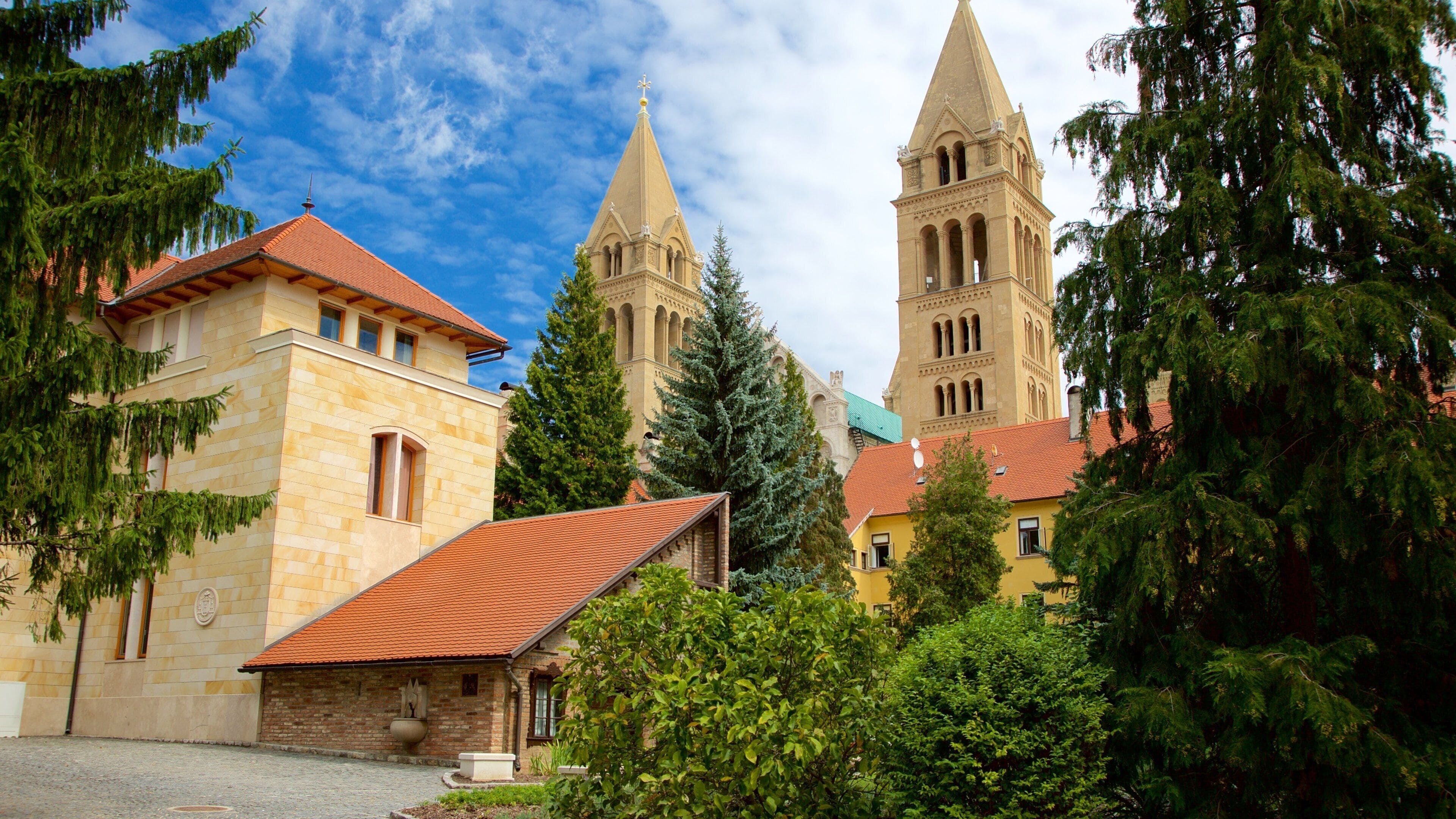 Pécs que incluye patrimonio de arquitectura y castillo o palacio