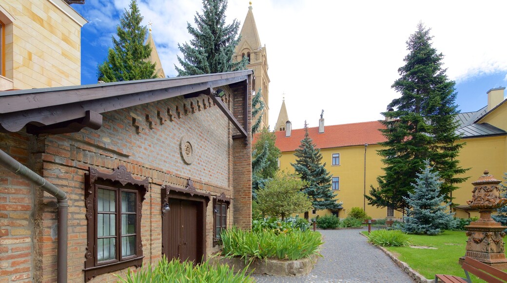 Pecs which includes chateau or palace