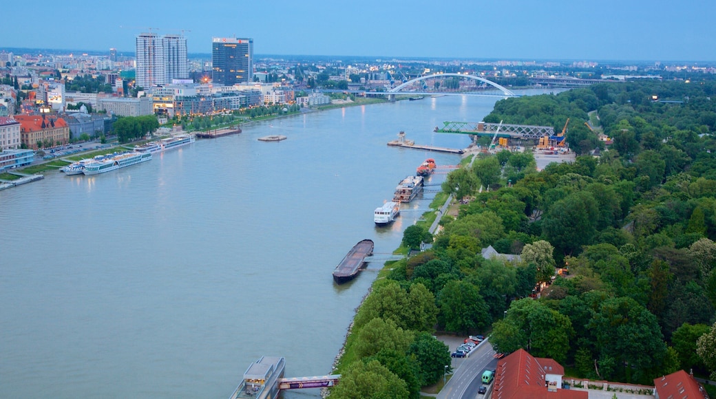 브라티슬라바 을 보여주는 강 또는 시내 과 도시