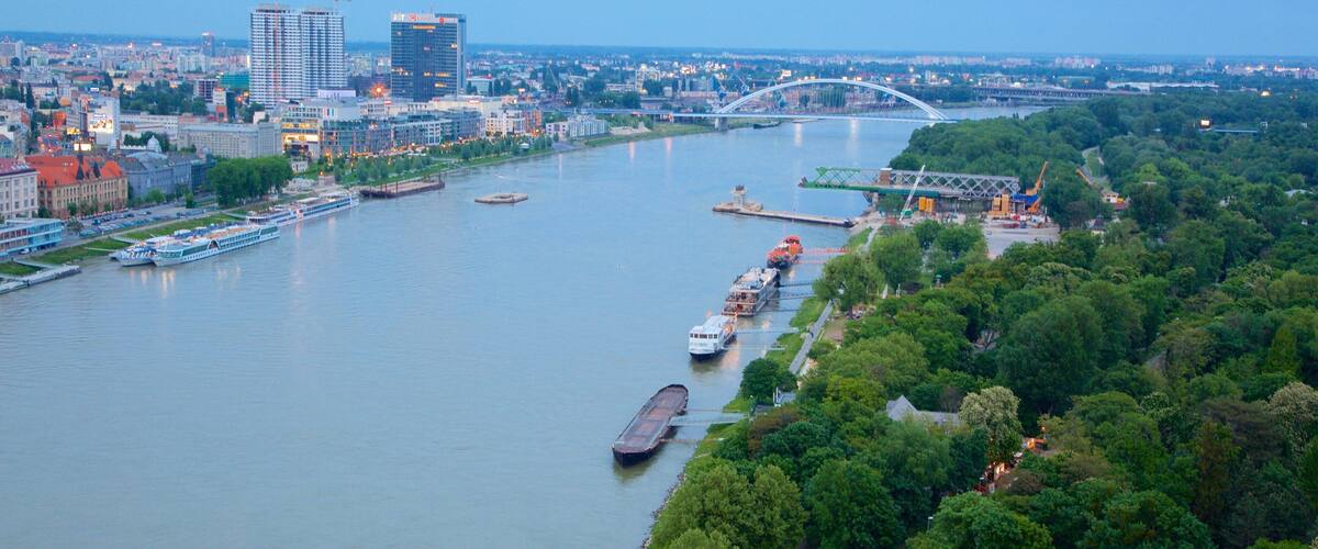 Bratislava , Slowakei welches beinhaltet Fluss oder Bach und Stadt